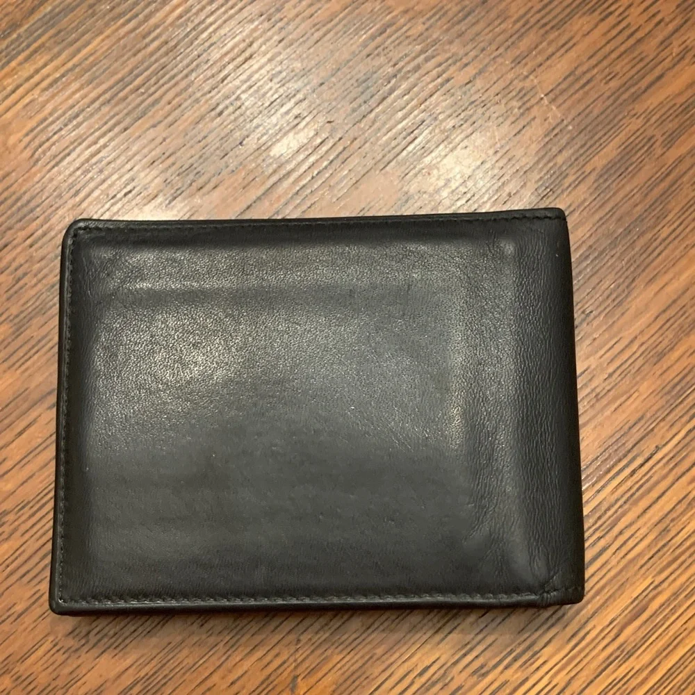 TUMI Classic Black Leather Wallet EUC